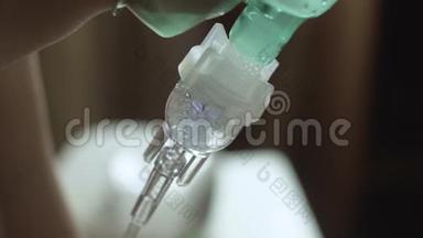 使用气雾剂<strong>雾化</strong>吸入器关闭支气管炎妇女。